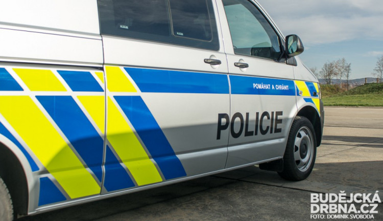 Policie našla a zadržela tři vyděrače. Poškozené i fyzicky napadali