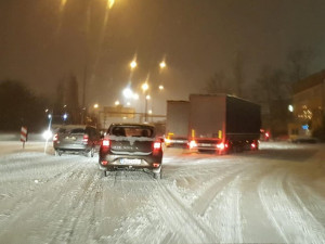 Silný vítr a sněžení komplikují dopravu. Problémy mají hlavně kamiony