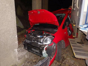 Střet vlaku a osobního automobilu se obešel bez zranění, řidič nadýchal skoro promile.