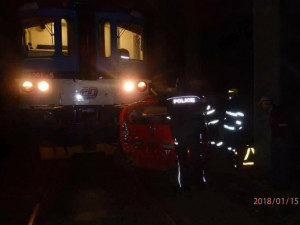 Střet vlaku a osobního automobilu se obešel bez zranění, řidič nadýchal skoro promile.