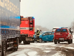 Vydatné sněžení zkomplikovalo dopravu, policie hlásí několik dopravních nehod