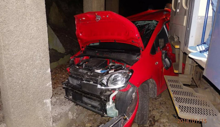 Střet vlaku a osobního automobilu se obešel bez zranění, řidič nadýchal skoro promile.