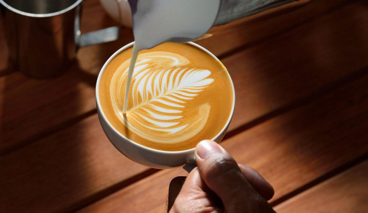 DRBNA BARISTKA: Kouzlo Latte art. Jak se naučit základy v domácích podmínkách?