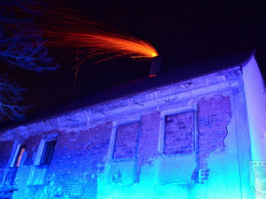 FOTO: Ve Václavicích hořel komín usedlosti, hasičům komplikoval práci silný vítr