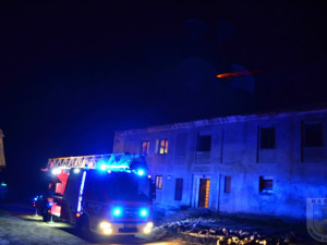 Ve Václavicích hořel komín usedlosti, hasičům komplikoval práci silný vítr.