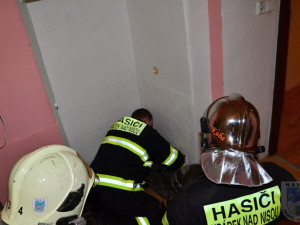 Ve Václavicích hořel komín usedlosti, hasičům komplikoval práci silný vítr.