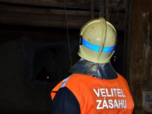 Ve Václavicích hořel komín usedlosti, hasičům komplikoval práci silný vítr.