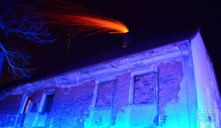 Ve Václavicích hořel komín usedlosti, hasičům komplikoval práci silný vítr.