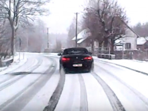 VIDEO: Další honička na Liberecku. Cizinec v kradeném BMW marně ujížděl na letních pneumatikách