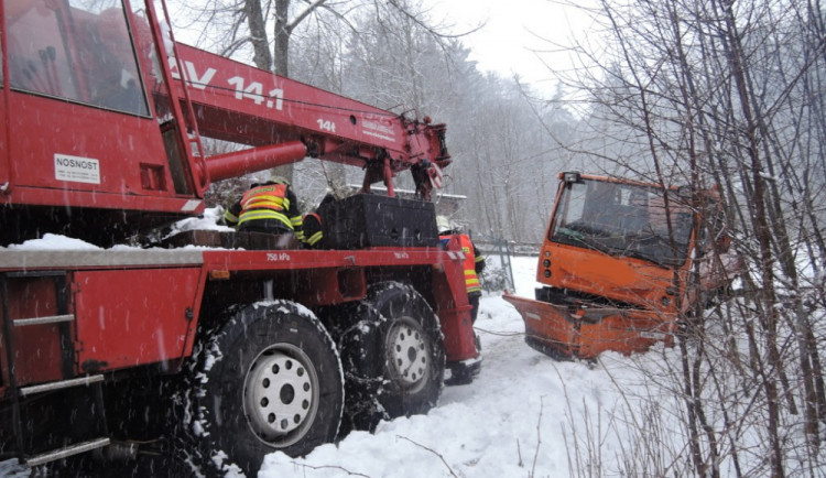 Sněžení komplikovalo dopravu.