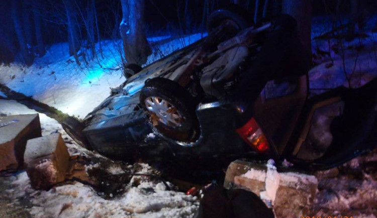 Řidiče museli z auta vyprostit.