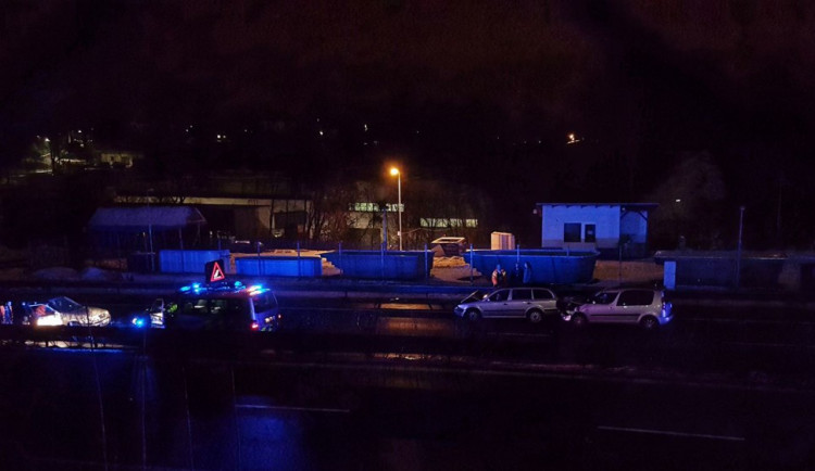 Výpadovku z Liberce na Hrádek nad Nisou uzavřela v úterý večer hromadná nehoda
