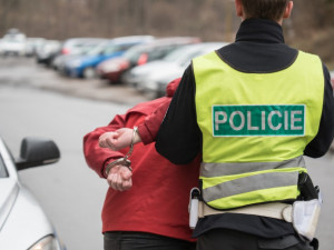 Při vykrádání kůlny byli hluční. Policisté je chytili za půl hodiny