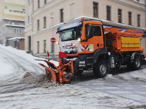 Silničáři bojují se špatně zaparkovanými automobily, brzdí zimní údržbu