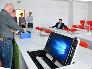 Základní škola Kaplického v Liberci má dvě nové odborné učebny a bezbariérový přístup.