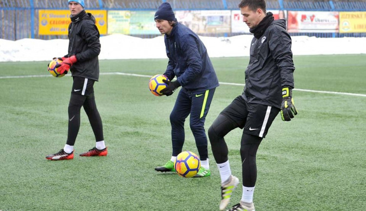 Nový brankářský tým. Vlevo mladík Hasalík, uprostřed trenér Čech a vpravo Nguyen z Vlašimi.