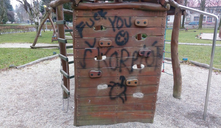 Výtvory mladých vandalů.