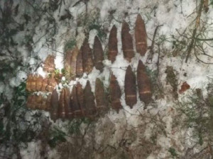 V lese u Sychrova se povalovalo 30 dělostřeleckých granátů z druhé světové války