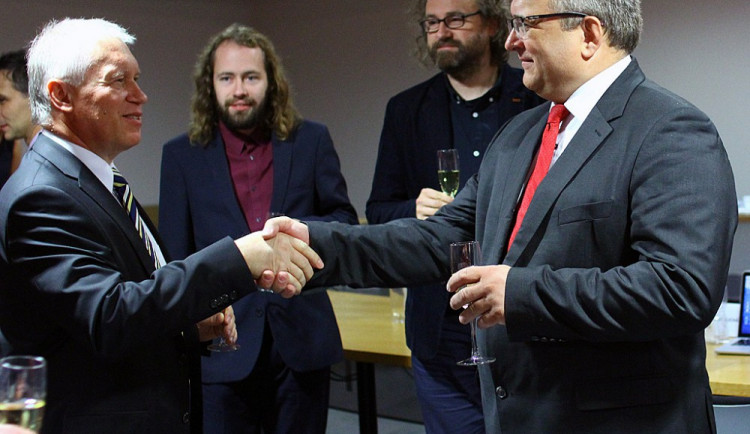 Výměna stráží. Dosavadní rektor Kůs končí a nahradí ho Miroslav Brzezina.