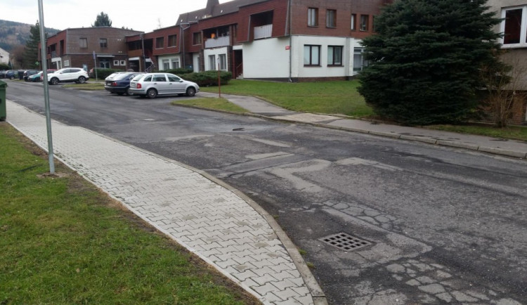 Policisté našli ležícího muže u zdravotního střediska.