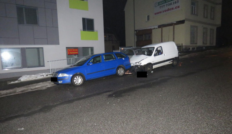 Opilý řidič naboural dvě auta.