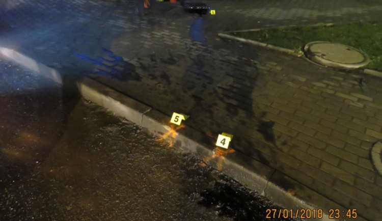 Řidič Fabie narazil do brány OC Forum a ujel