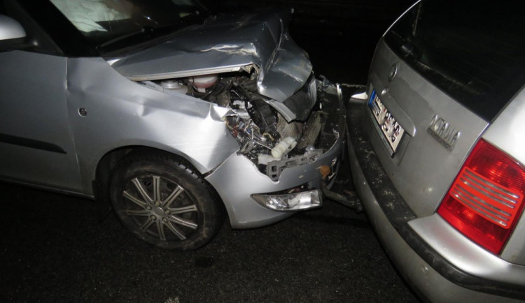 Policie hledá svědky řetězové nehody na výpadovce z Liberce.