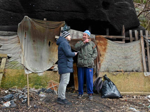 Těším se z každého dne, říká Václav Klukan. Bývalý osvětlovač žije osmým rokem v jeskyni.