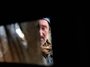 Těším se z každého dne, říká Václav Klukan. Bývalý osvětlovač žije osmým rokem v jeskyni.