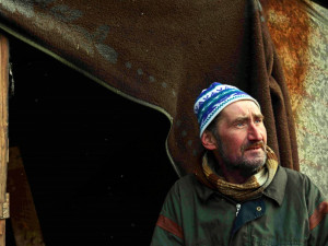 Těším se z každého dne, říká Václav Klukan. Bývalý osvětlovač žije osmým rokem v jeskyni.