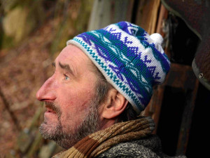 Těším se z každého dne, říká Václav Klukan. Bývalý osvětlovač žije osmým rokem v jeskyni.