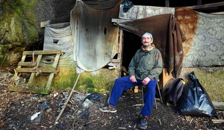 Těším se z každého dne, říká Václav Klukan. Bývalý osvětlovač žije osmým rokem v jeskyni.