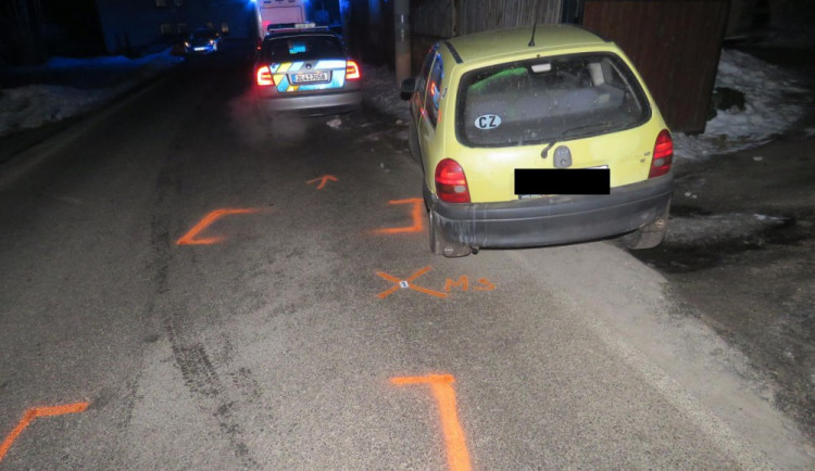 Zfetovaný řidič ujížděl policejní hlídce, honičku ukončil střet se služebním autem.