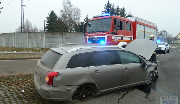 FOTO: Řidič havaroval na kruhovém objezdu v Hrádku. Při nehodě utrhl kola svého auta