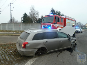 FOTO: Řidič havaroval na kruhovém objezdu v Hrádku. Při nehodě utrhl kola svého auta