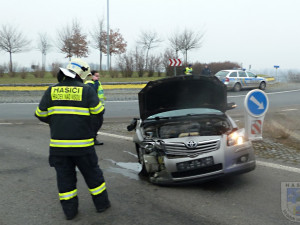 Řidič havaroval na kruhovém objezdu v Hrádku. Při nehodě utrhl kola svého auta.