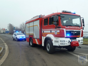 Řidič havaroval na kruhovém objezdu v Hrádku. Při nehodě utrhl kola svého auta.