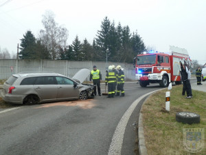Řidič havaroval na kruhovém objezdu v Hrádku. Při nehodě utrhl kola svého auta.