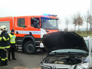 Řidič havaroval na kruhovém objezdu v Hrádku. Při nehodě utrhl kola svého auta.