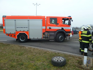 Řidič havaroval na kruhovém objezdu v Hrádku. Při nehodě utrhl kola svého auta.