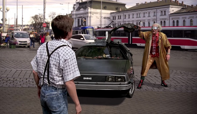 Oblíbenýý filmař Michal Orsava zachraňuje Česko před hrozivou budoucností.