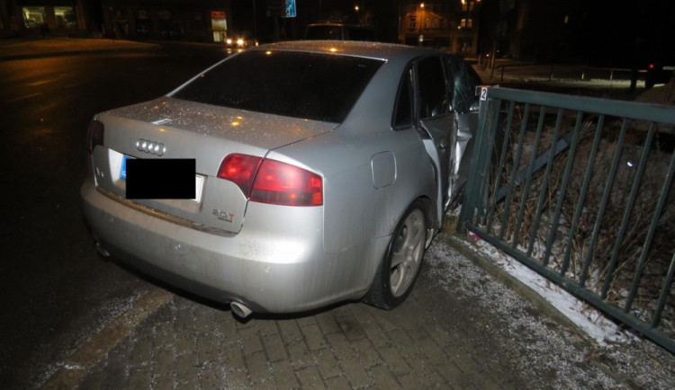 Řidič Audi nezvládl řízení na namrzlé silnici a havaroval, spolujezdkyně se zranila.