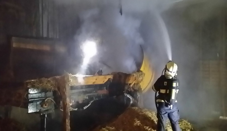 Požár v areálu ekologické farmy Holany.