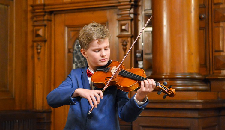Vítězství desetiletého houslisty Milana Kostelence na mezinárodní soutěži se stal Kulturním počinem roku Liberce za minulý rok.