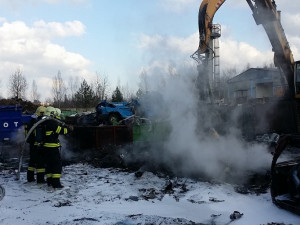 FOTO: V Kovošrotu hořelo čtrnáct aut. S požárem pomáhala i hydraulická ruka