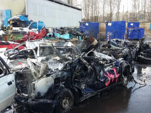 Požár aut v Kovošrotu.