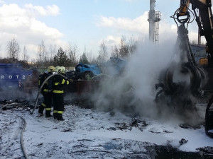 Požár aut v Kovošrotu.