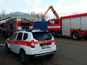 Požár aut v Kovošrotu.