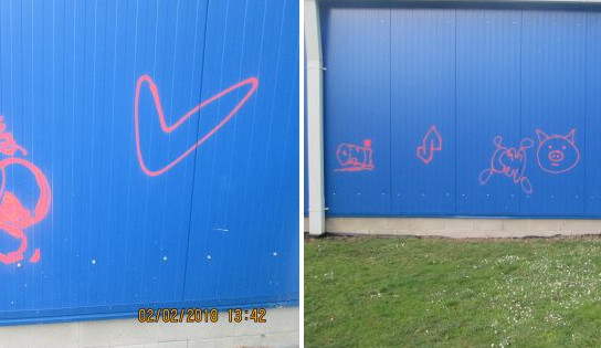 Sprejer se vyřádil na stěně frýdlantského hokejového stadionu. Autora výtvoru hledají policisté.