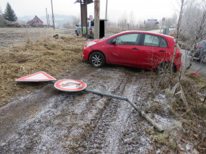 Řidička chtěla odbočit, kvůli rychlosti ale vyjela za silnice a porazila značku